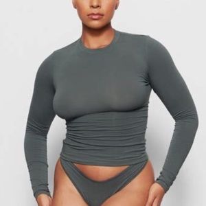 SKIMS LONG SLEEVE in DEEP SEA in MEDIUM
No longer sold on the website.